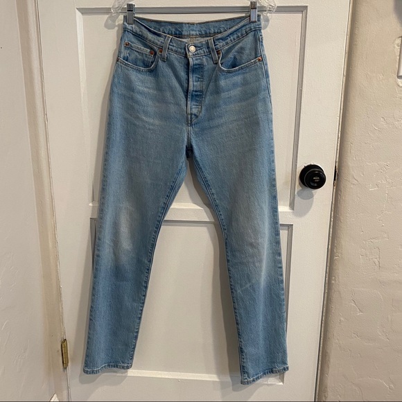 Light wash Levi 501s - Picture 2 of 6